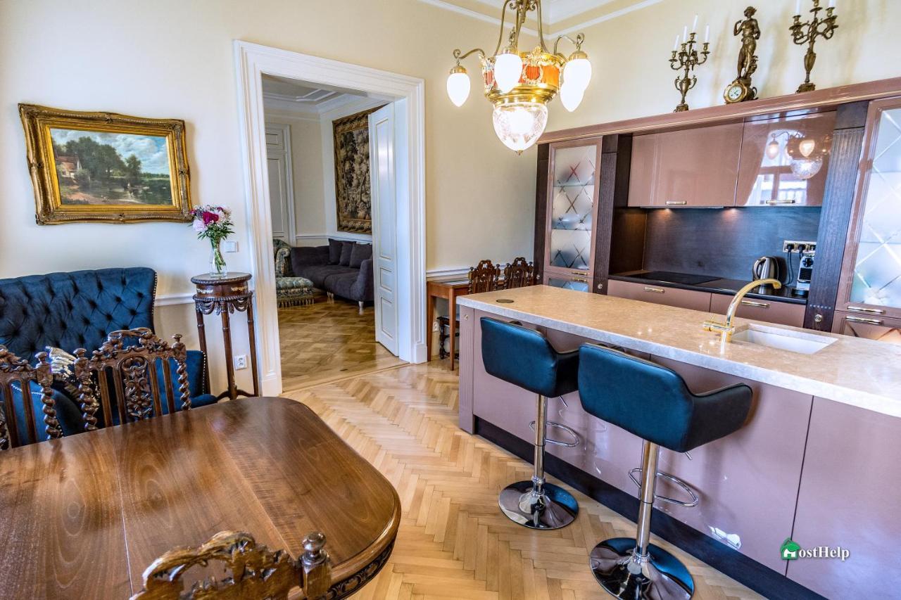 Villa With Hot-Tub, Terrace And Garden, Wenceslass Square Prága Kültér fotó