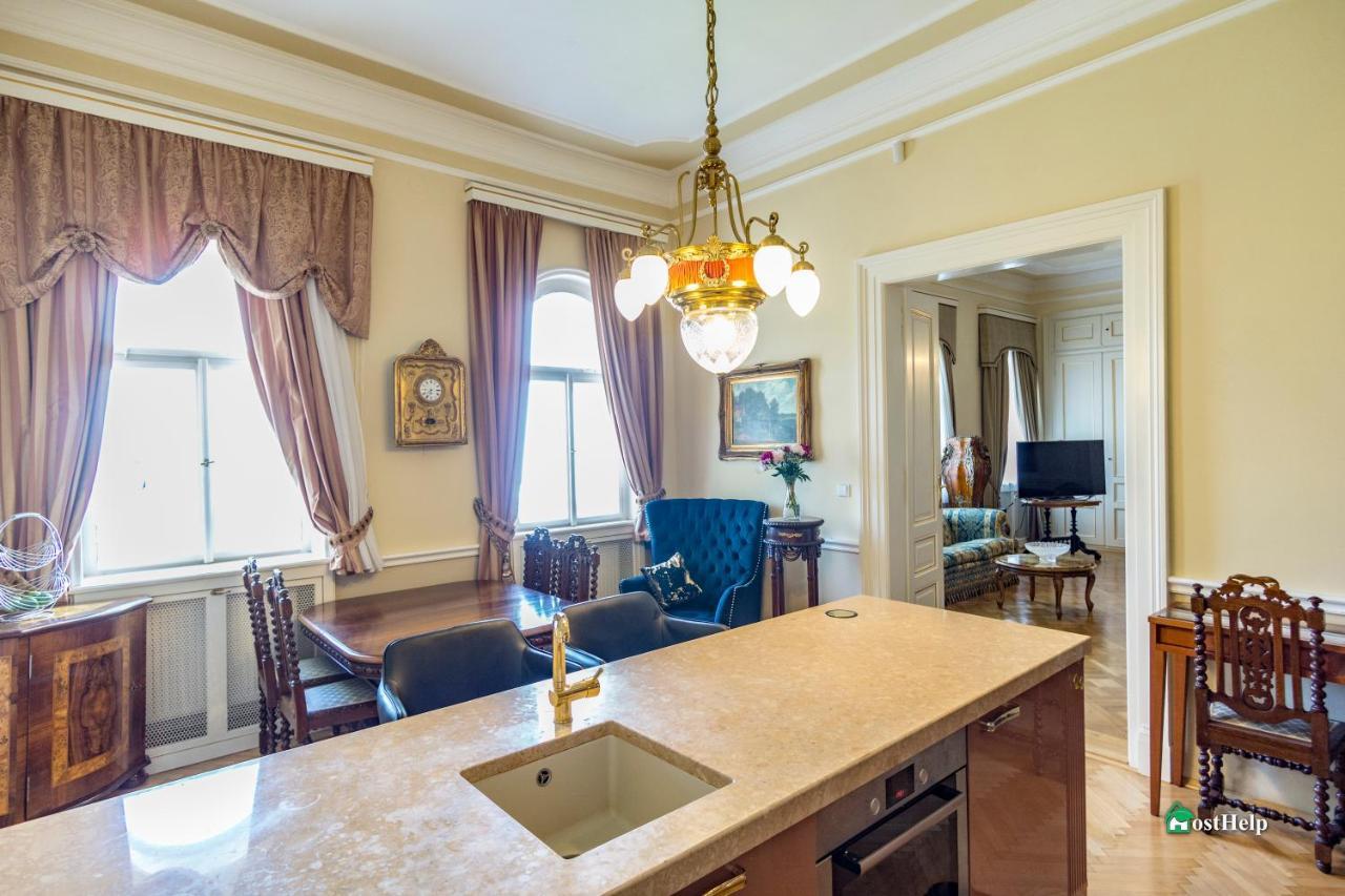 Villa With Hot-Tub, Terrace And Garden, Wenceslass Square Prága Kültér fotó
