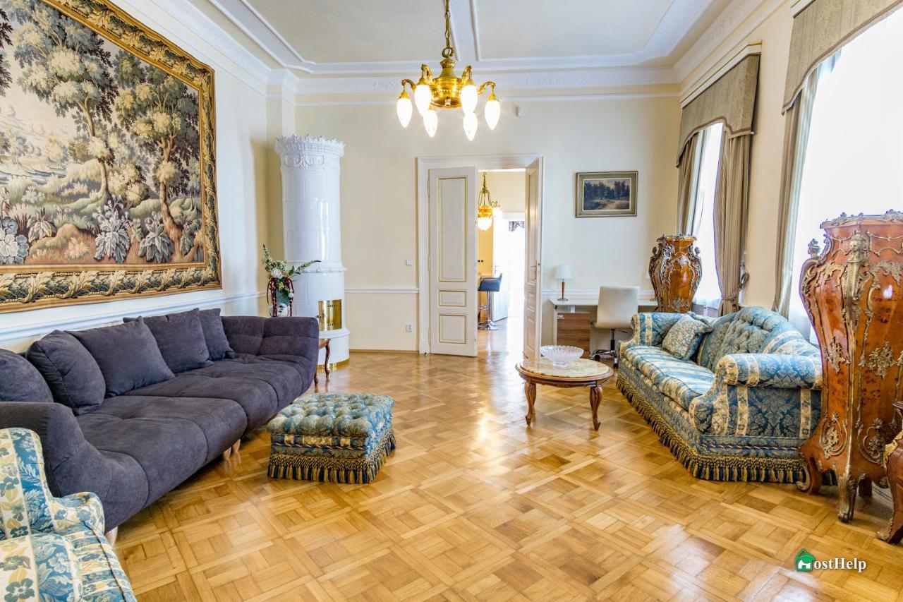 Villa With Hot-Tub, Terrace And Garden, Wenceslass Square Prága Kültér fotó