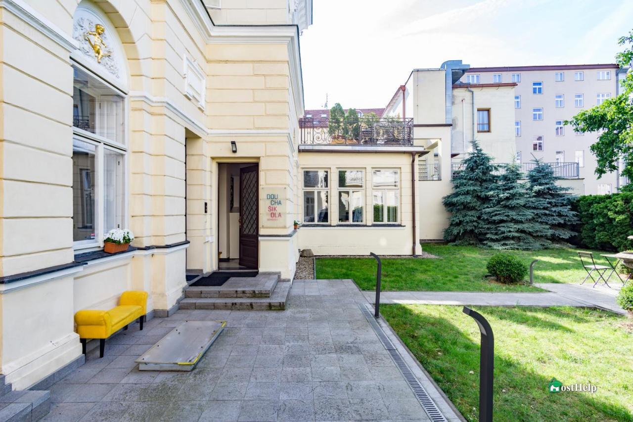 Villa With Hot-Tub, Terrace And Garden, Wenceslass Square Prága Kültér fotó