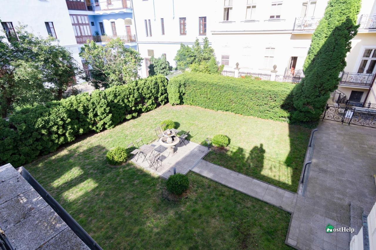 Villa With Hot-Tub, Terrace And Garden, Wenceslass Square Prága Kültér fotó