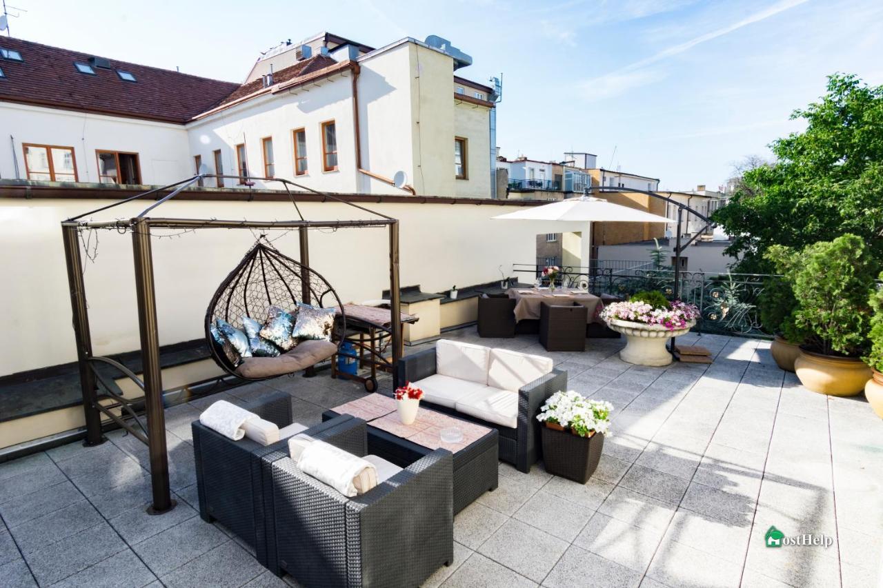 Villa With Hot-Tub, Terrace And Garden, Wenceslass Square Prága Kültér fotó