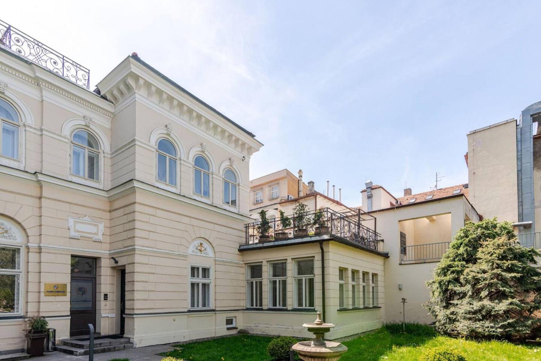 Villa With Hot-Tub, Terrace And Garden, Wenceslass Square Prága Kültér fotó