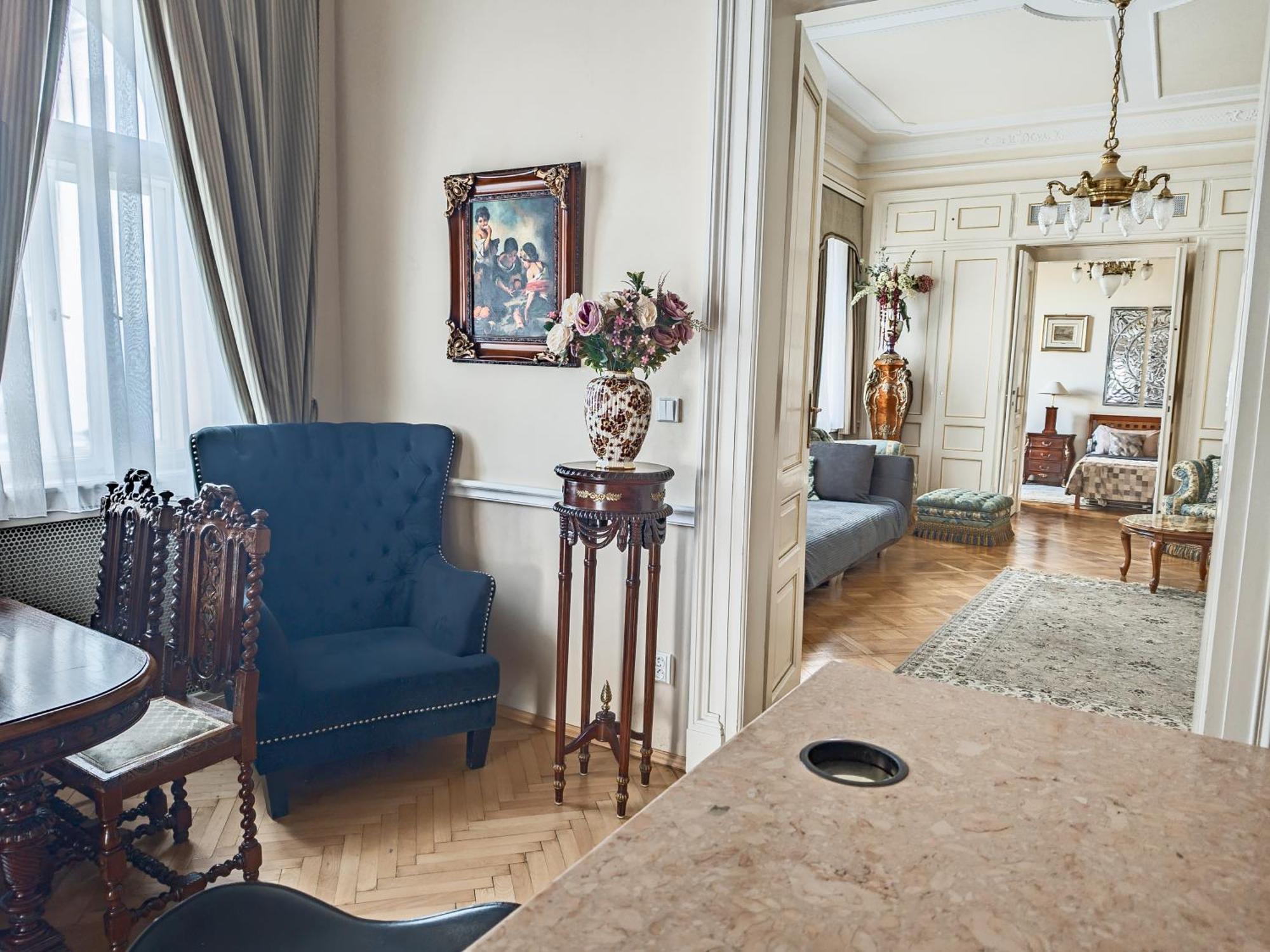 Villa With Hot-Tub, Terrace And Garden, Wenceslass Square Prága Kültér fotó