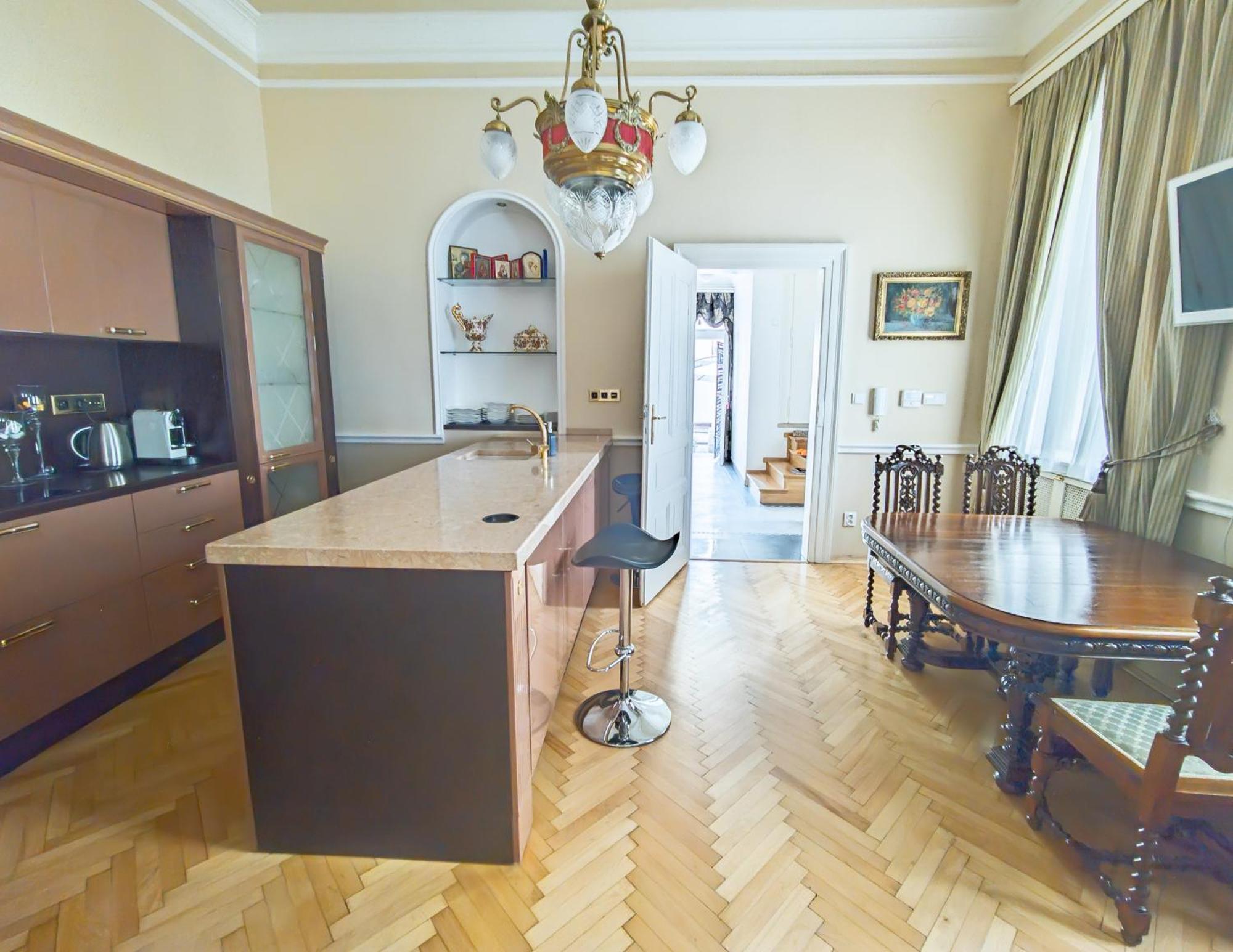 Villa With Hot-Tub, Terrace And Garden, Wenceslass Square Prága Kültér fotó