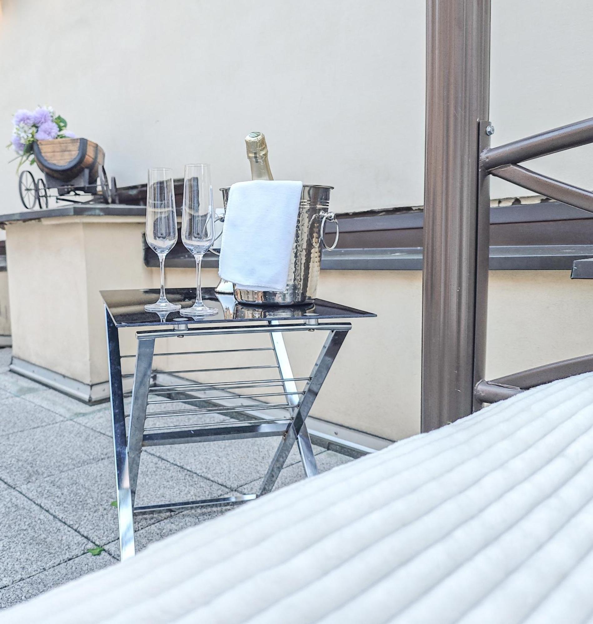 Unique Location With Hot-Tub, Terrace And Garden Villa Prága Kültér fotó